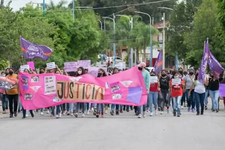 APOYADAS. Agrupaciones sociales y sectores del feminismo acompañaron la protesta en Burruyacu.  