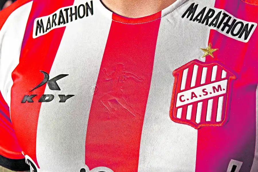 EL DETALLE. Un homenaje para Diego Maradona, entre el rojo y el blanco.