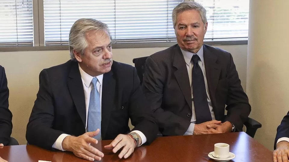 Felipe Solá ( estuvo con el Presidente en las últimas horas) y Alberto Fernández. ARCHIVO
