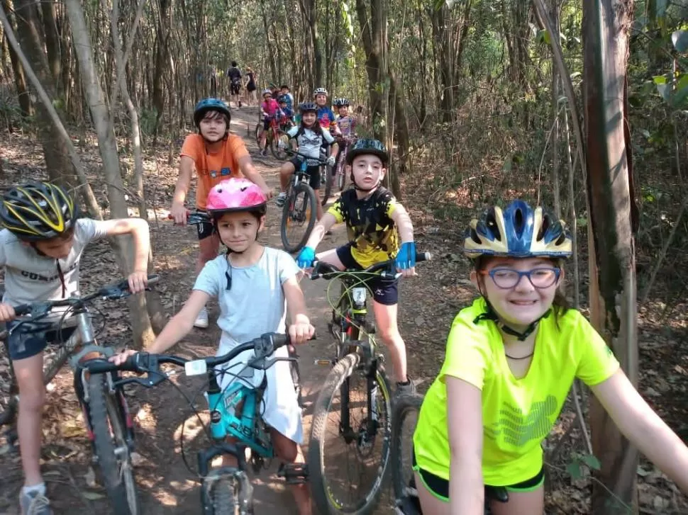  DE TODAS LAS EDADES. Niños desde los tres años hasta adultos mayores concurren a las distintas escuelitas de mountain bike.  