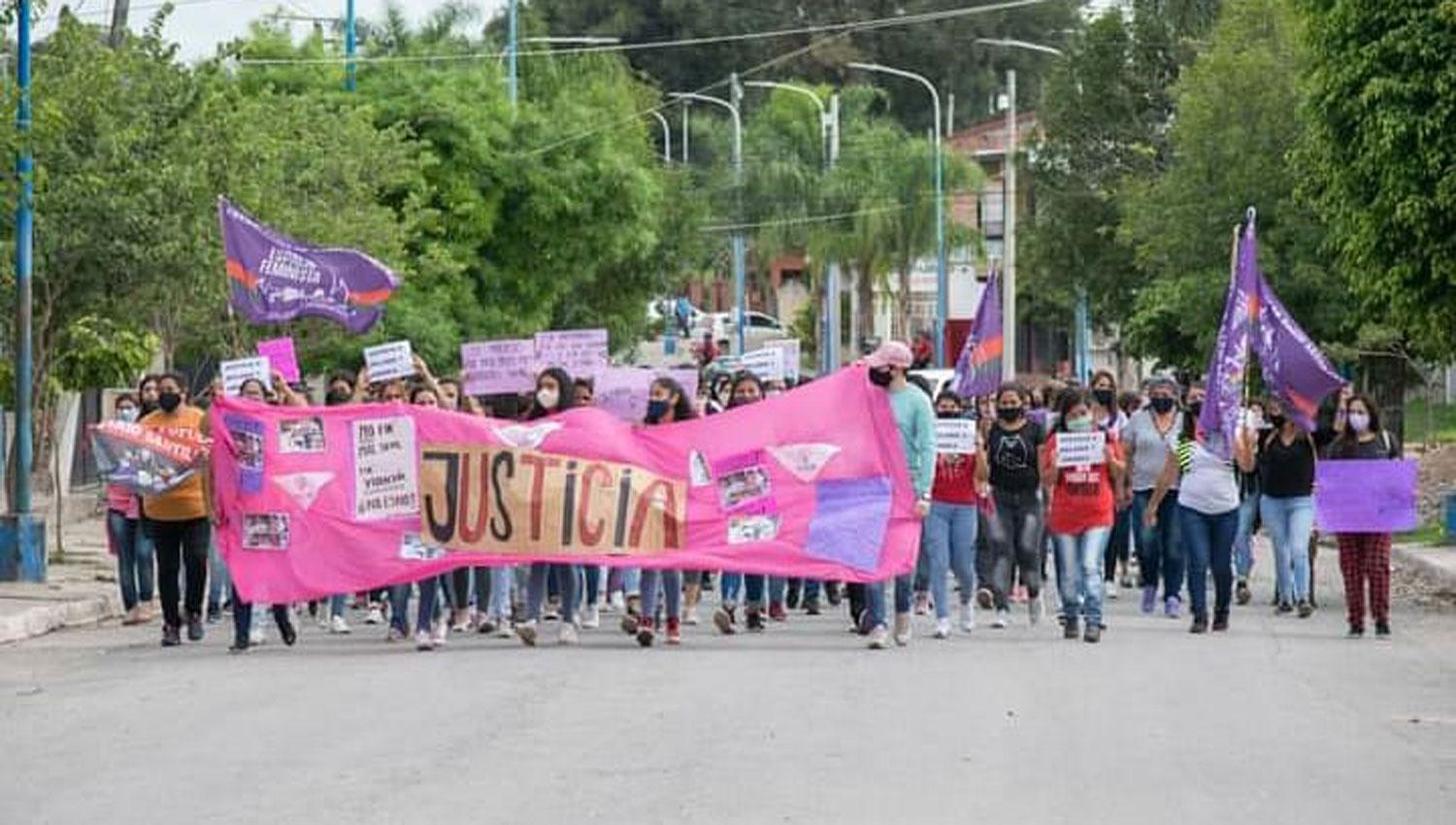 APOYADAS. Agrupaciones sociales y sectores del feminismo acompañaron la protesta en Burruyacu.  