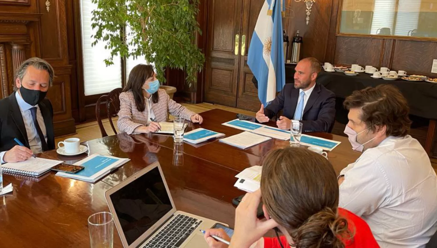 EN WASHINGTON. El ministro de Economía Guzmán lideró las negociaciones para buscar una flexibilización de los pagos de la deuda contraída por el expresidente Macri.