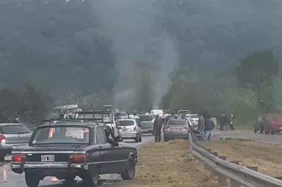 Vecinos de El Timbó cortan la ruta 305 para reclamar contra la inseguridad
