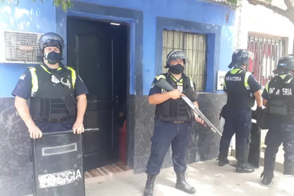 Secuestran más de $50.000 y casi 250 ravioles de cocaína en allanamientos por un asalto armado