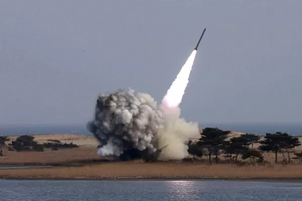 Corea del Norte dispara otro misil balístico hacia el mar