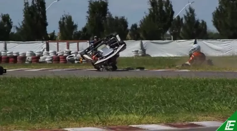 IMPRESIONANTE ACCIDENTE. El kart del “Topo” Martín Rodríguez se dio vuelta y recorrió varios metros con el piloto boca abajo. El casco quedó todo rayado.  