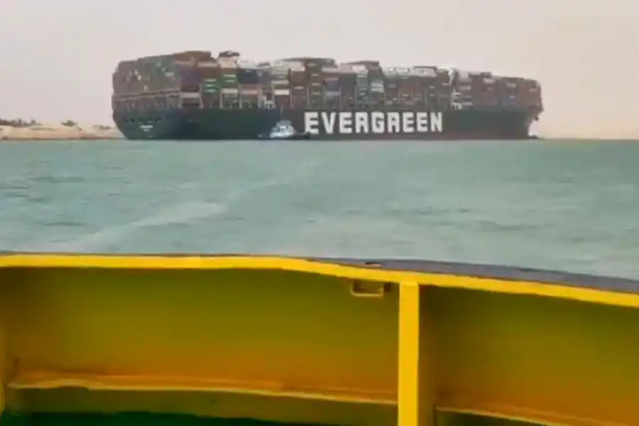 Suspenden temporalmente la navegación por el Canal de Suez por un buque encallado