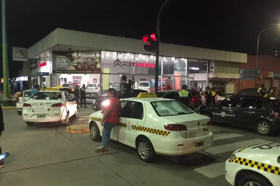 Taxistas vuelven a cortar la esquina de Alem y Mate de Luna en reclamo de seguridad