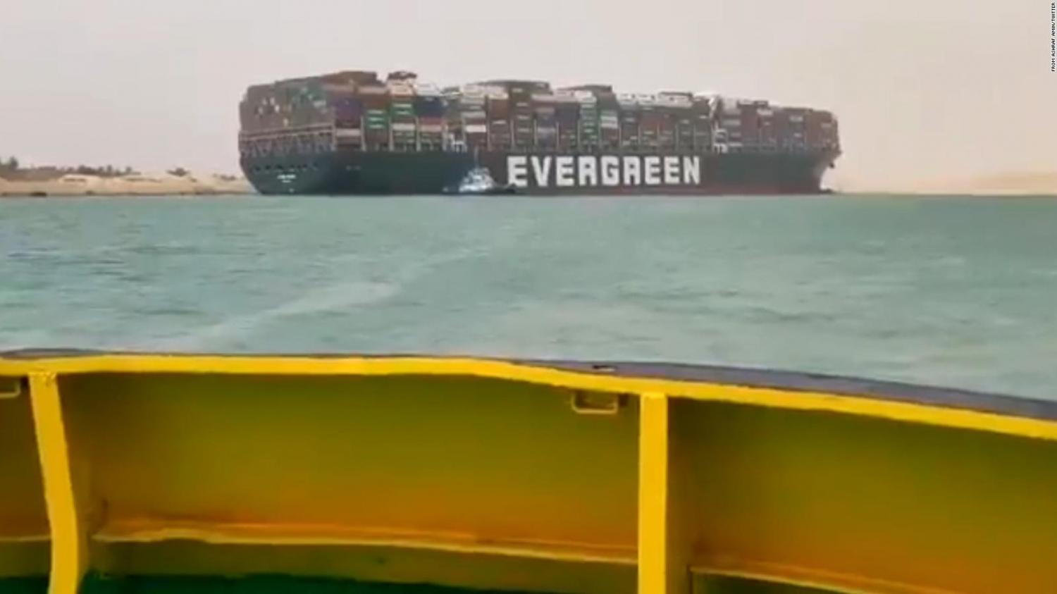 Suspenden temporalmente la navegación por el Canal de Suez por un buque encallado