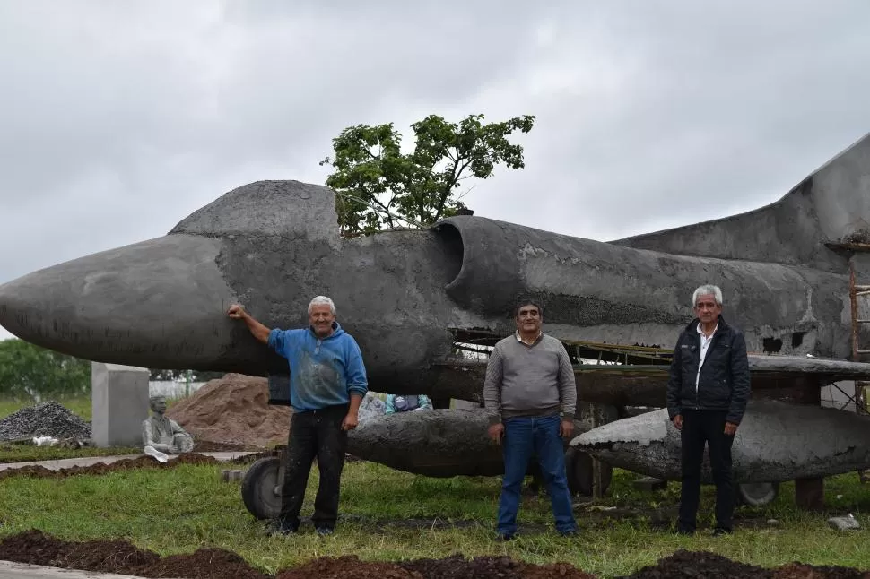 A4B SKYHAWK. Atilio Roberto (izquierda), José Luis Salazar (centro) y Carlos Romano (derecha) posan con la escultura que presentarán el 2 de abril. la gaceta / fotos de Ines Quinteros Orio