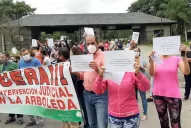 Con cacerolas, aplausos y carteles, vecinos de La Arboleda exigen el cese de la intervención judicial
