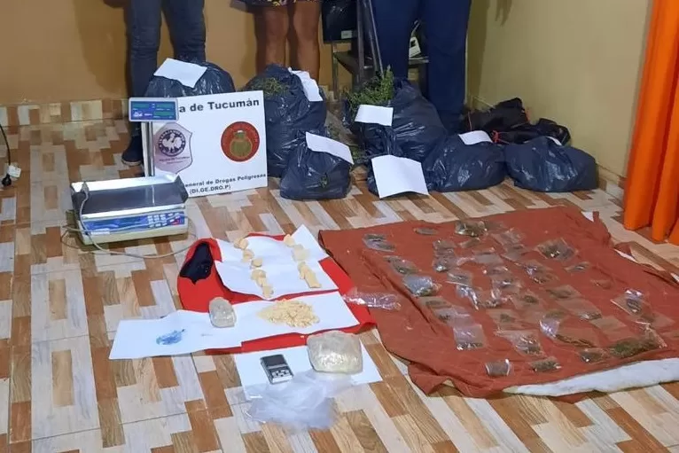 PARTE DEL SECUESTRO. Cocaína y marihuana, sustancias halladas en Las Talitas. Foto: Ministerio de Seguridad