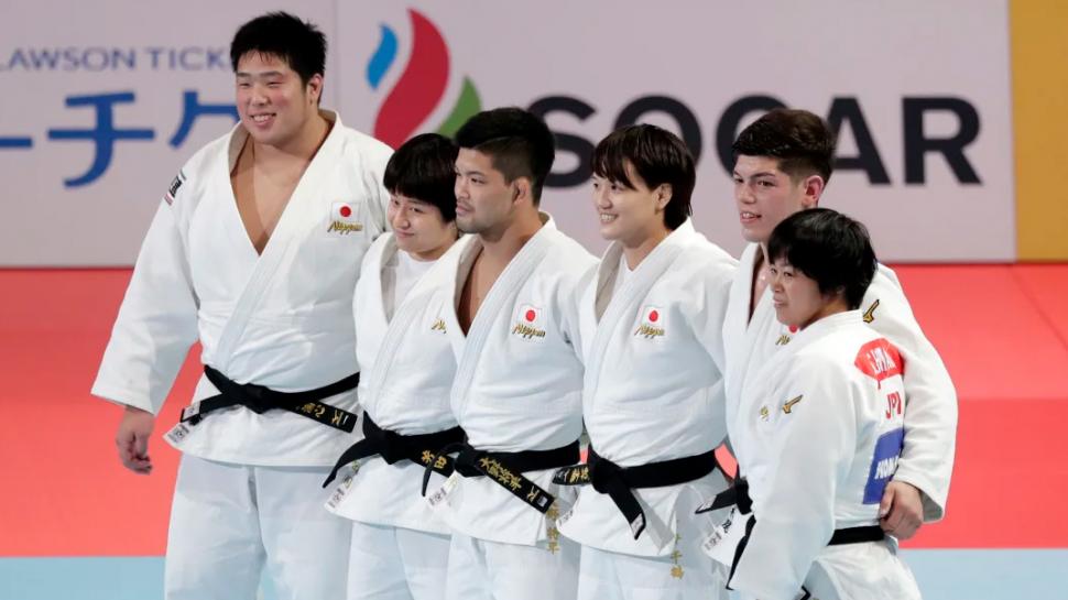 YUDO. Japón durante la celebración en el podio por haber ganado el oro en el Mundial 2019 al vencer a Francia.