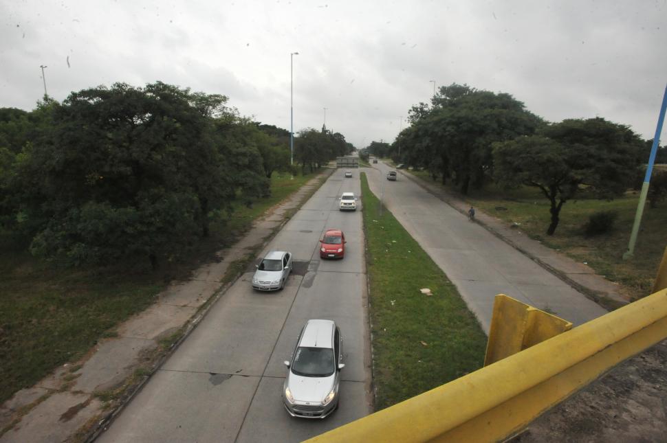 LOS DAÑOS EN EL PAVIMENTO. Desde el puente se puede observar los problemas del asfalto en las avenidas Francisco de Aguirre y Siria. 