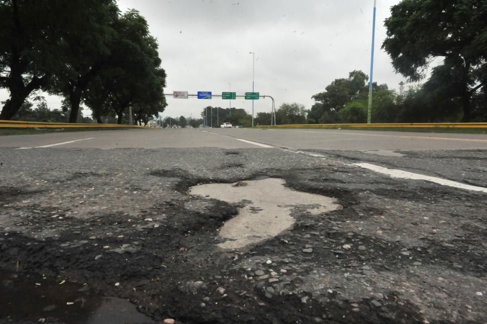 BACHES. Una sorpresa para conductores, sobre todo en la oscuridad, por el riesgo de rotura de vehículos o de accidentes.