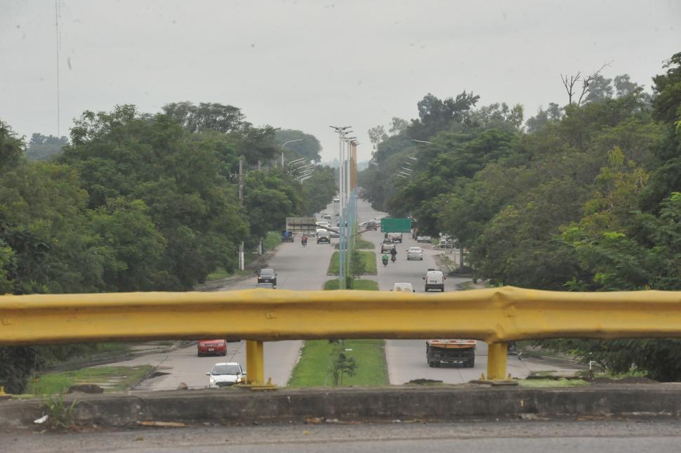 ZONA QUE CONECTA POPULOSAS BARRIADAS. Los problemas del acceso son patentes desde hace tiempo.