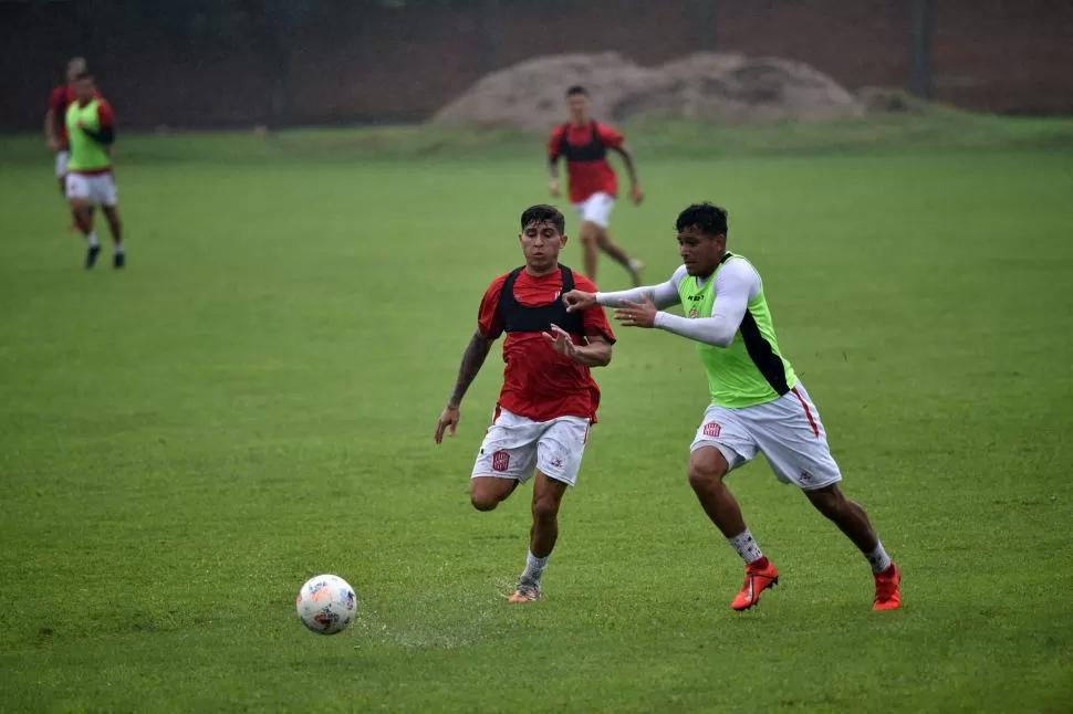 BAJO EL AGUA. El plantel “santo” realizó ayer una práctica de fútbol en medio de una persistente lluvia. La dupla comenzó a darle forma al equipo que jugará mañana. 