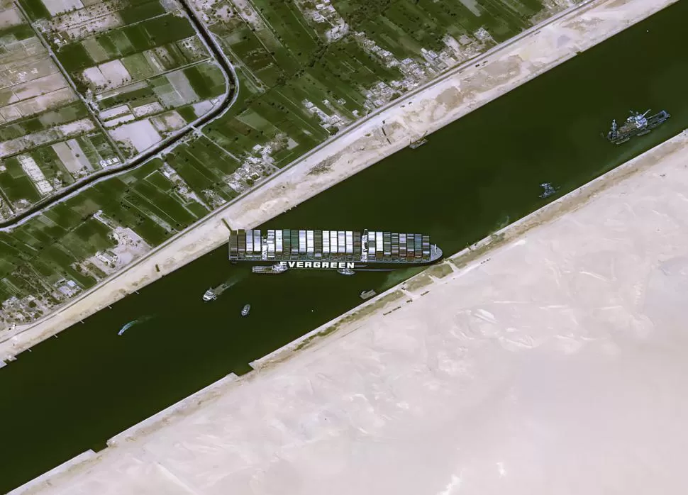 DESDE EL AIRE. Una imagen satelital muestra al carguero Ever Given, que está trabado en un paso de 200 metros de ancho, desde el martes.  SHIP-SATELLITE-IMAGES 