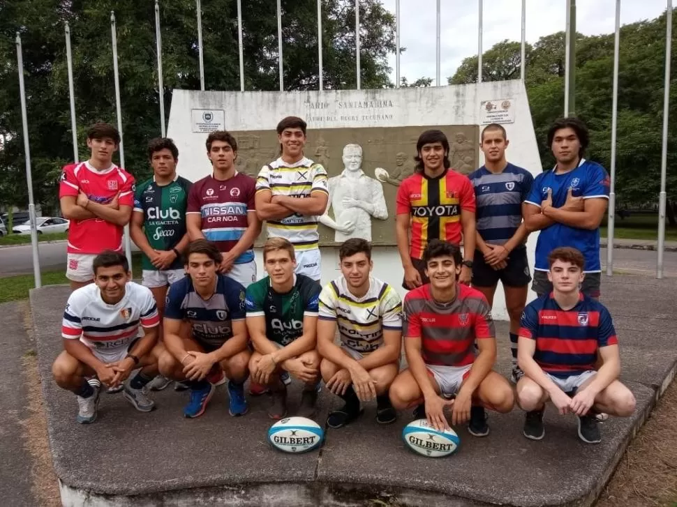 EN EL PARQUE 9 DE JULIO. Los capitanes de varios clubes fueron convocados para la foto en el monumento a “Mario Santamarina”, padre del rugby tucumano.   