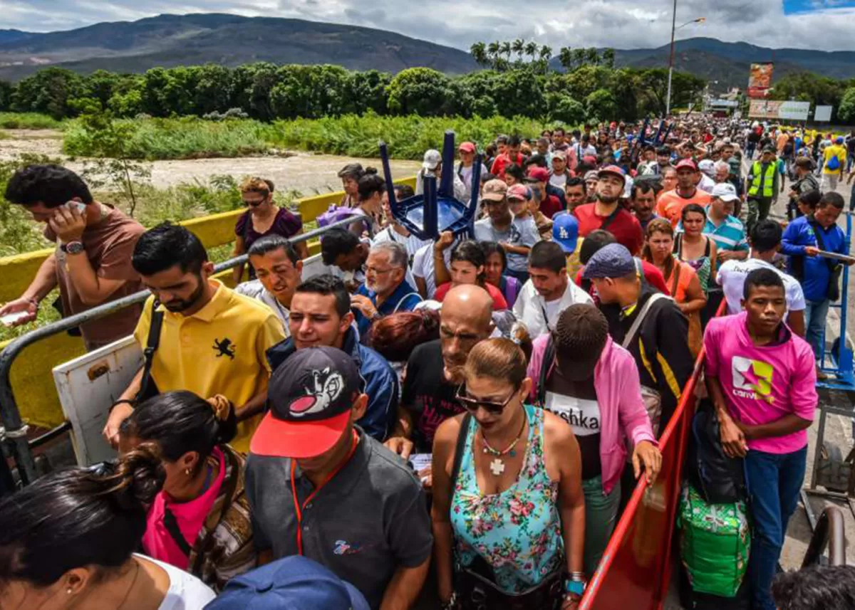 Cientos de venezolanos huyen a Colombia