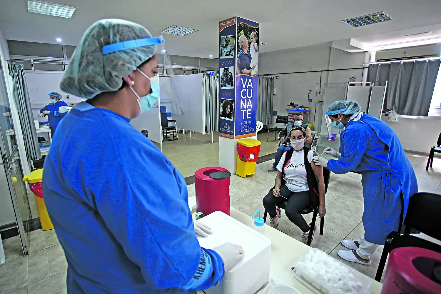 FRONTERA. Pobladores de la ciudad brasileña Santana do Livramento se vacunan en la vecina uruguaya Rivera. 