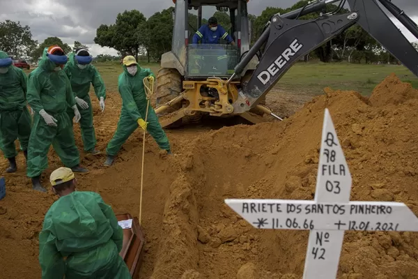 Brasil superó las 700.000 muertes por coronavirus