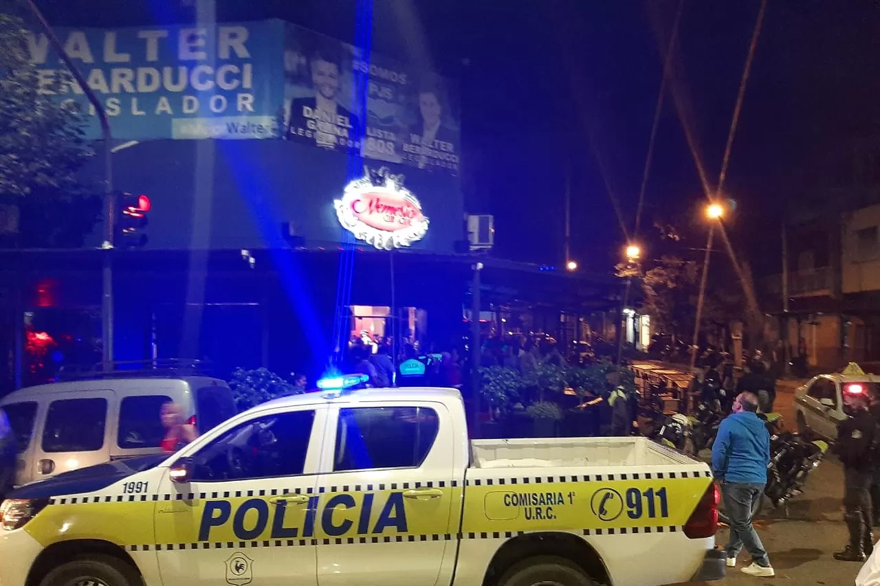 Desalojaron a clientes de un bar de avenida Sarmiento y Suipacha por no respetar el protocolo