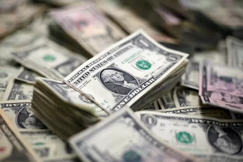 El dólar blue comenzó la semana con la suba de un peso