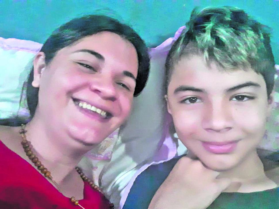 EN RECUPERACIÓN. Daniel Medina, con su mamá Lina, después de la operación.
