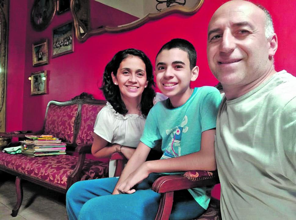 MÁS TRANQUILOS. Carlos Dip junto a sus padres, en su hogar, en Concepción.