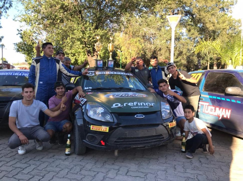 FESTEJO. El equipo que asistió a la dupla Morán-González festeja el triunfo en la clase N-2, con el Ford Ka. 