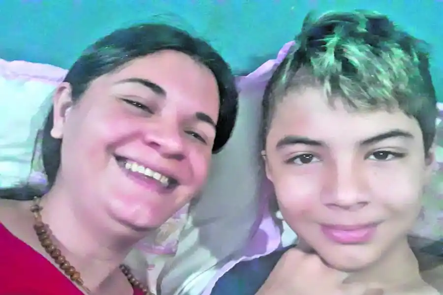 EN RECUPERACIÓN. Daniel Medina, con su mamá Lina, después de la operación.