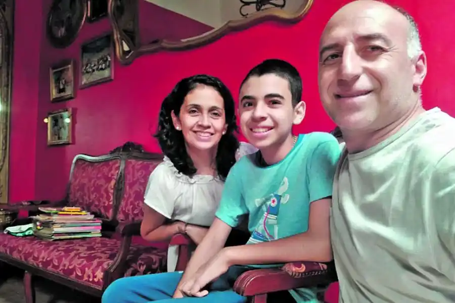 MÁS TRANQUILOS. Carlos Dip junto a sus padres, en su hogar, en Concepción.