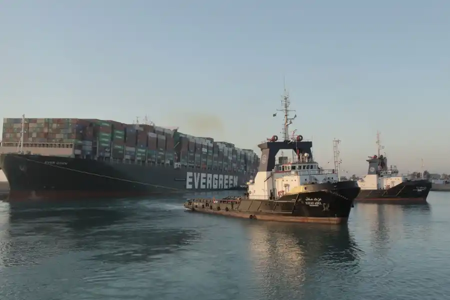 AVANCE. Con remolcadores lograron mover al Ever Given, aunque necesitan una marea alta para terminar el trabajo.