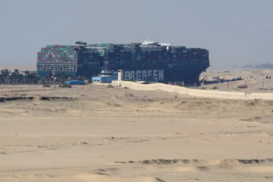 DÍAS O MESES. Rehabilitar el tránsito marítimo en la zona demandará un tiempo considerable.