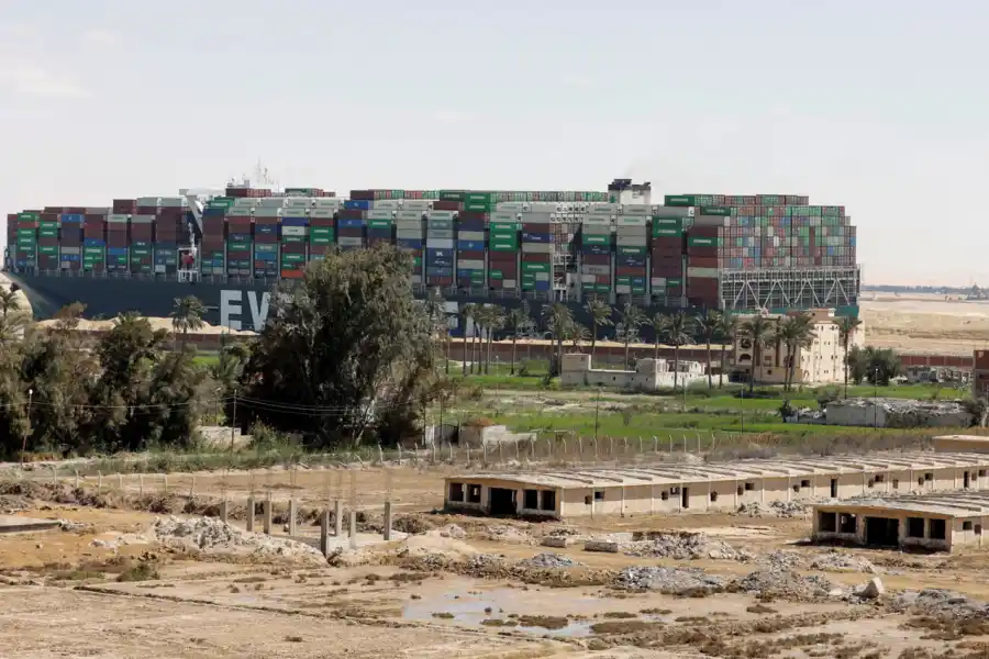 ÚLTIMA OPCIÓN. Los equipos de rescate buscan alternativas para evitar la descarga de los contenedores.