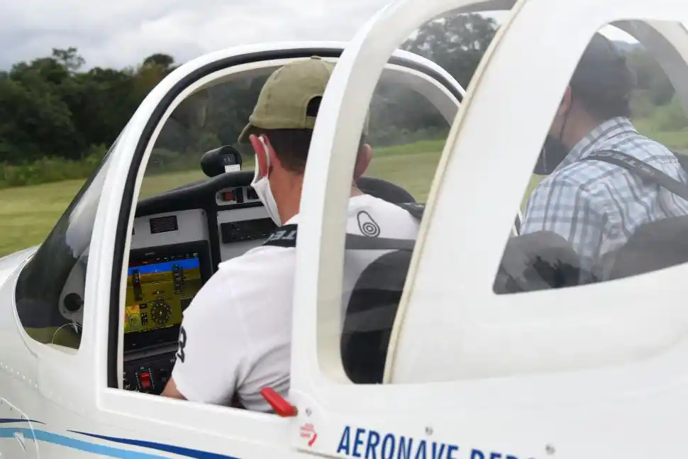 MODERNO. El avión tiene pantallas táctiles con los indicadores de vuelo. 