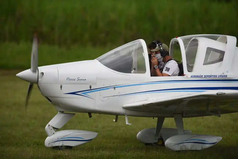 INSTRUCCIÓN. Un instructor le explica a otro piloto los detalles del avión.