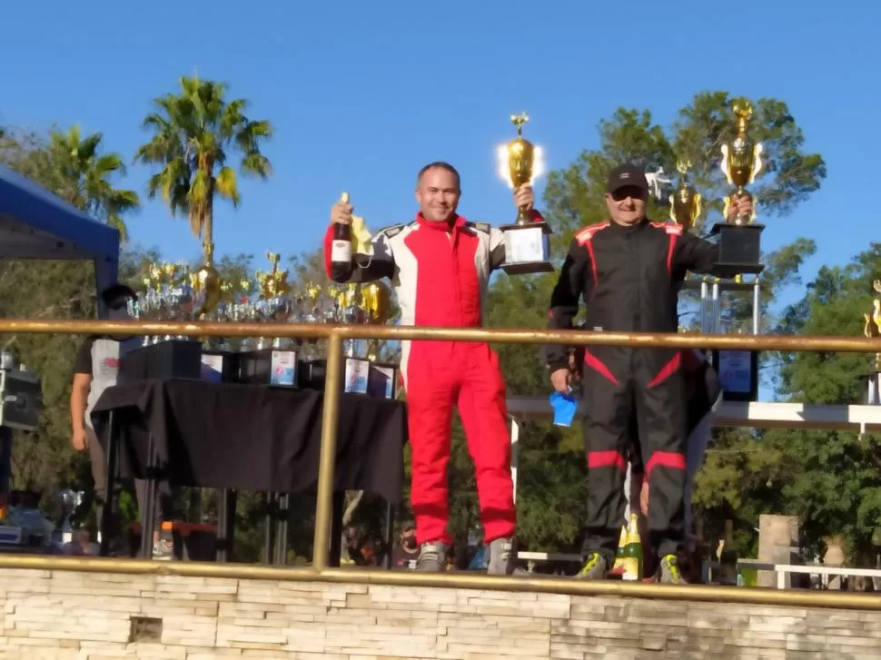 SOLITARIOS. En el podio, Ceruti y Scalora, con los trofeos a mano y bajo las condiciones de protocolo de la competencia.  