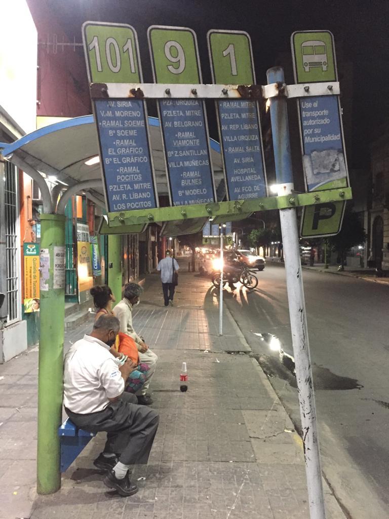Cómo vivieron los tucumanos la primera noche con circulación restringida de colectivos
