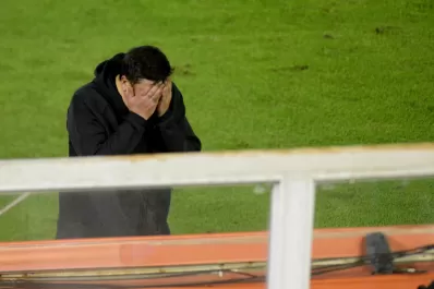 Newell`s negocia la salida del Mono Burgos como entrenador