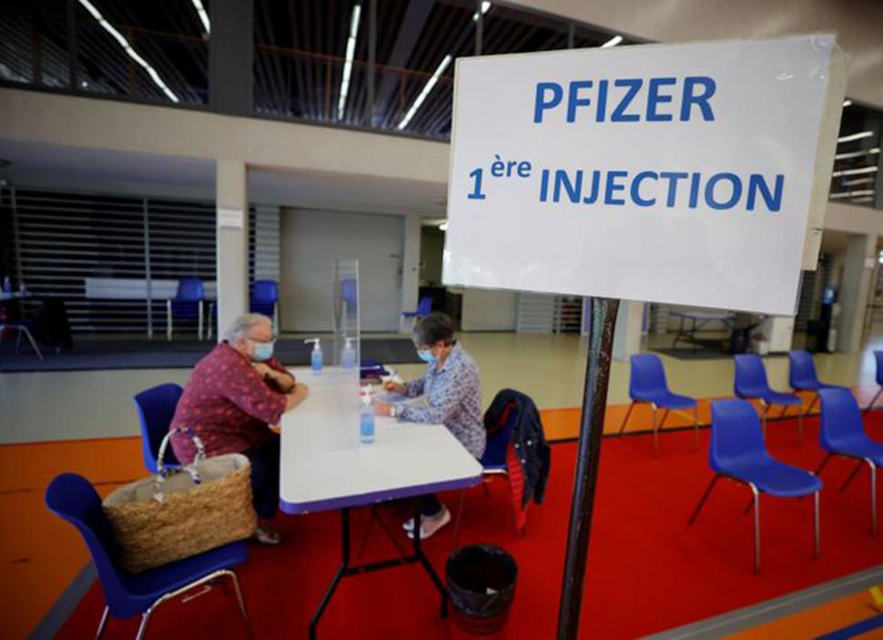 FRANCIA. La población mayor recibe vacunas de Pfizer en Antibes.  