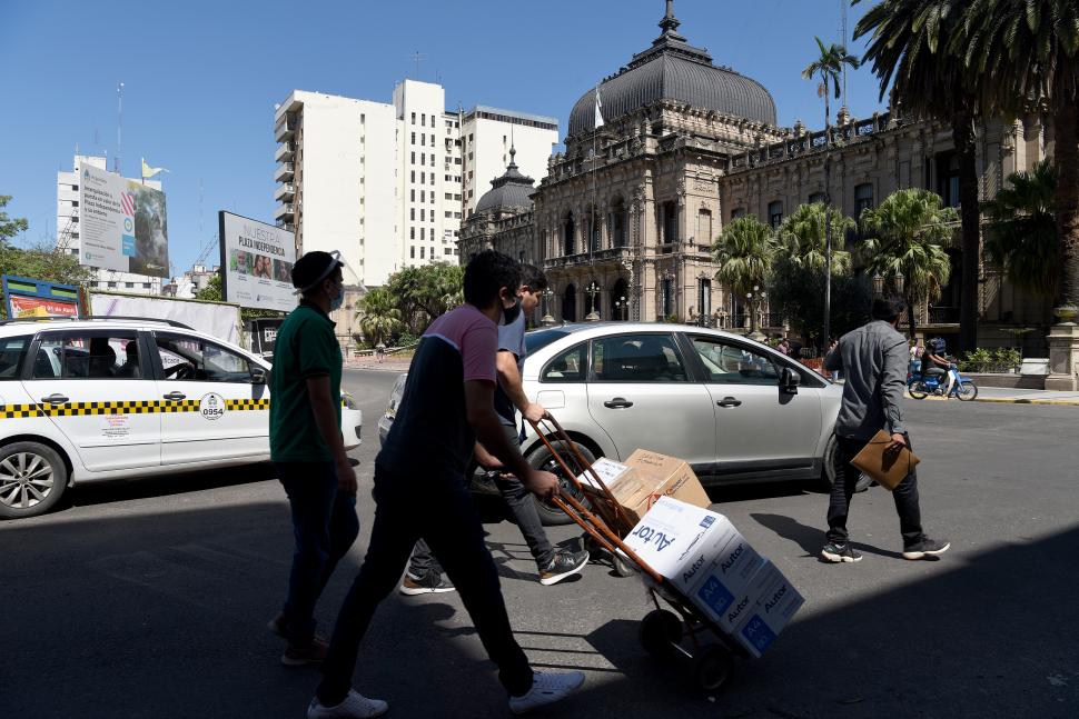 TRÁNSITO. Ya se puede circular por San Martín, frente a la plaza.  