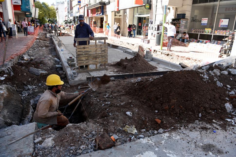 SUBTERRÁNEO. Parte de los trabajos abarcan soterrar los cableados.