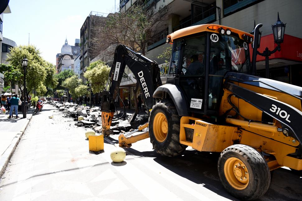 MAQUINARIA. Dos máquinas son las encargadas de levantar el viejo pavimento, en la primera etapa de obra.