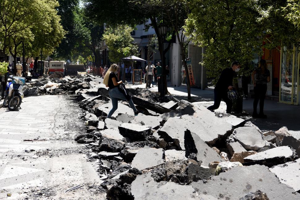 DIFICULTADES. Las obras conviven con el trajín del pleno centro, con peatones cruzando entre escombros.
