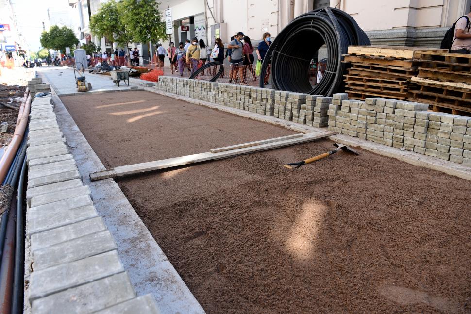 CAMBIOS. La cinta asfáltica ancha es reemplazada por una calle de un carril con pavimento articulado.
