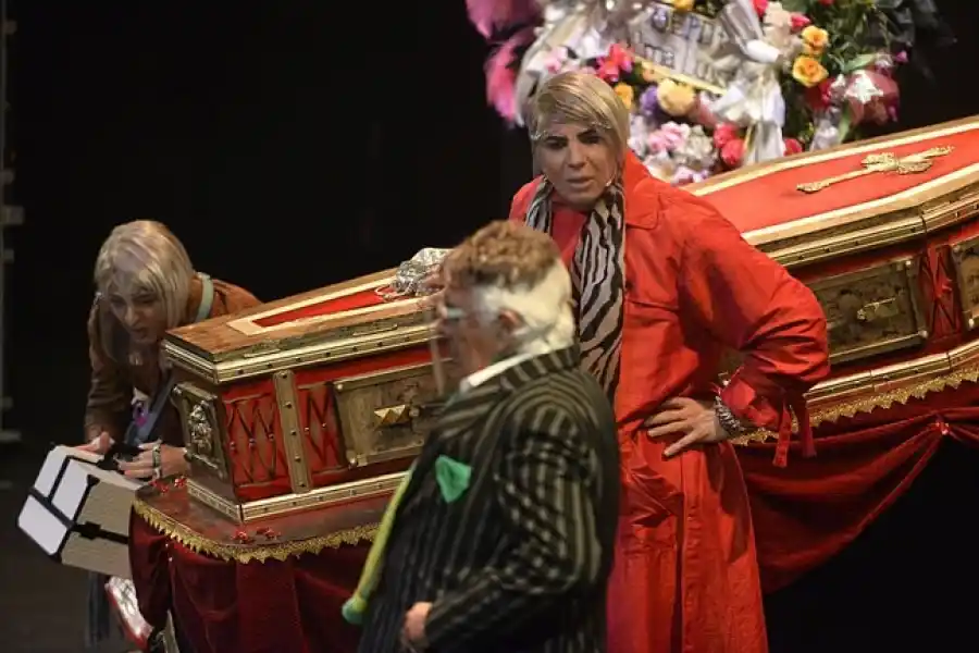 PERSONAJES. Flavio Mendoza y Raúl Lavié en una escena. 