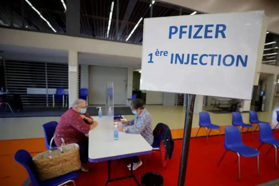 FRANCIA. La población mayor recibe vacunas de Pfizer en Antibes.  