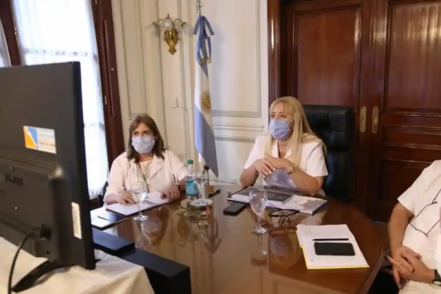 EQUIPO DE SALUD. La ministra Chahla, junto a sus funcionarios de su equipo. Foto: Prensa M. de Salud